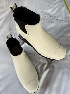 UGG Droplet rain boots are available in a size 11 for women.